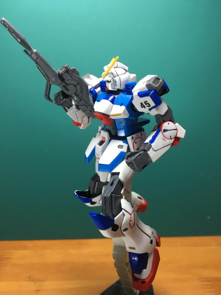 　塗装はガンダムマーカーです。
青＝ガンダムブルー
グレー＝同グレー
黒＝同ブラック
緑＝同アイグリーン
赤＝同レッド
　腕と腰のハードポイントは赤で塗り分け、拭き取るのに一苦労でした。