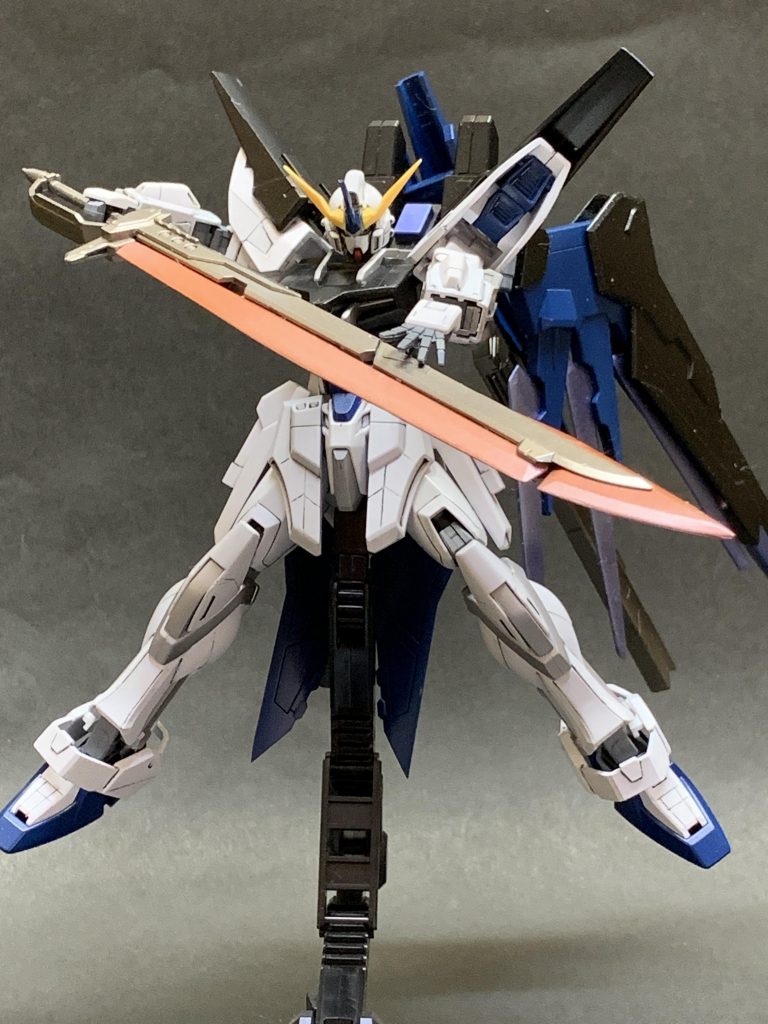 クラレント
この機体の象徴とも言える大剣。特筆した機能はないが斬撃、刺突両方に優れた形状を持つ実体剣。
RGデスティニーのアロンダイトに自作した刃を取り付けています。