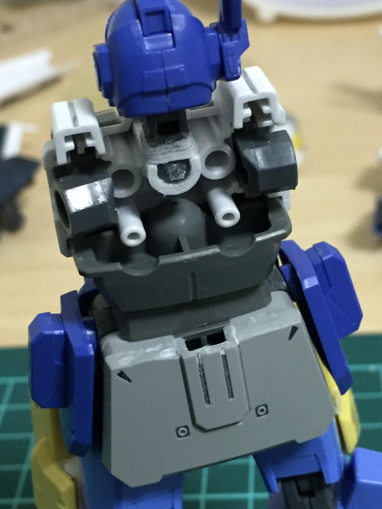 首を2ミリ程延長してます。この時は8年間もガンプラに触ってるのにミキシング以外の改造に手を出したことが無かったためすごい楽しかったです。
