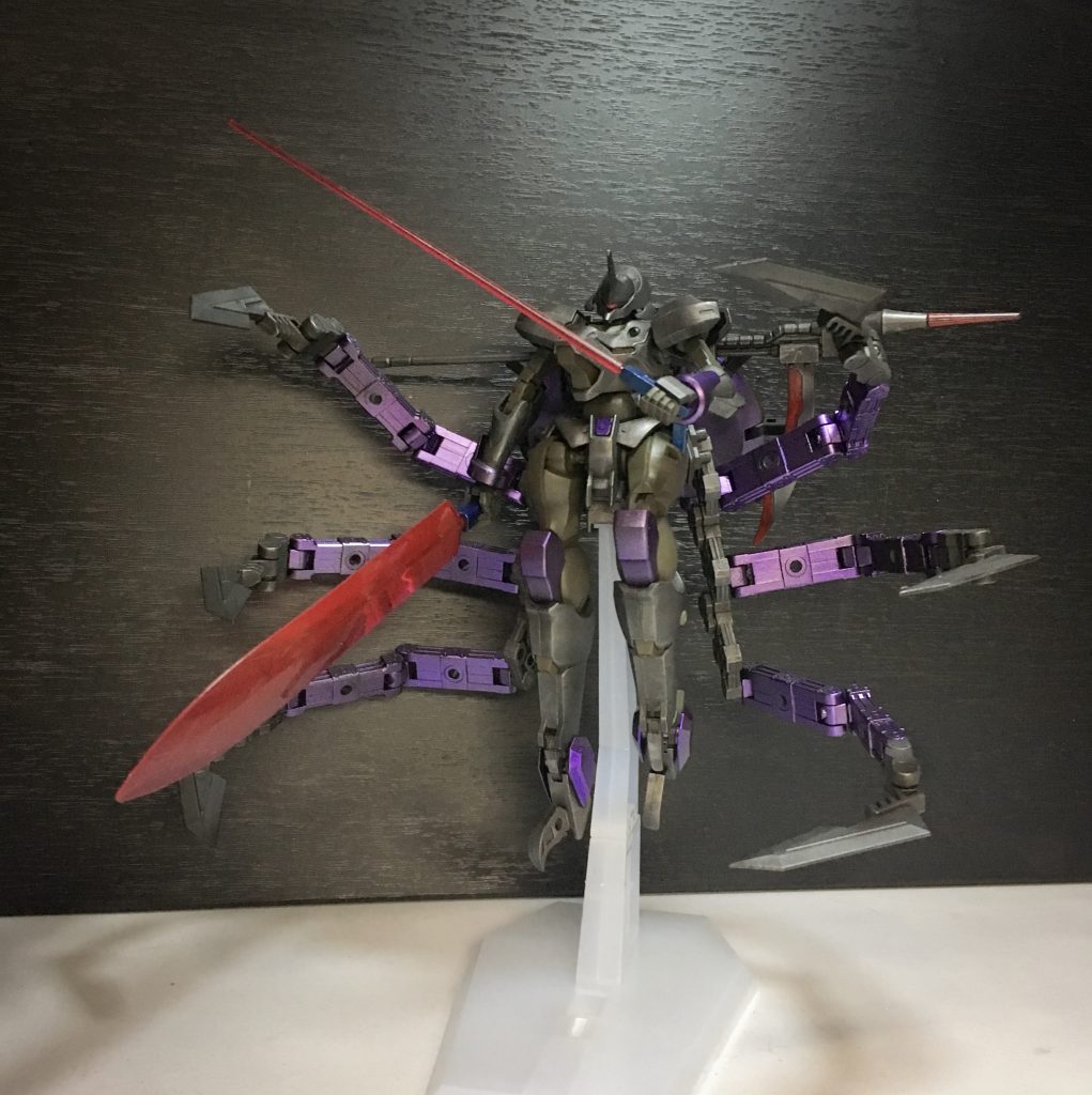 血剣
硬血を柄型の水のミスライトの力で剣状に形成した武装
破損しても硬血の補充があれば再生し、斬りつければそこから硬血を流し込む
逆に硬血の補充が断たれた状況では使用する事にサイズが縮小する