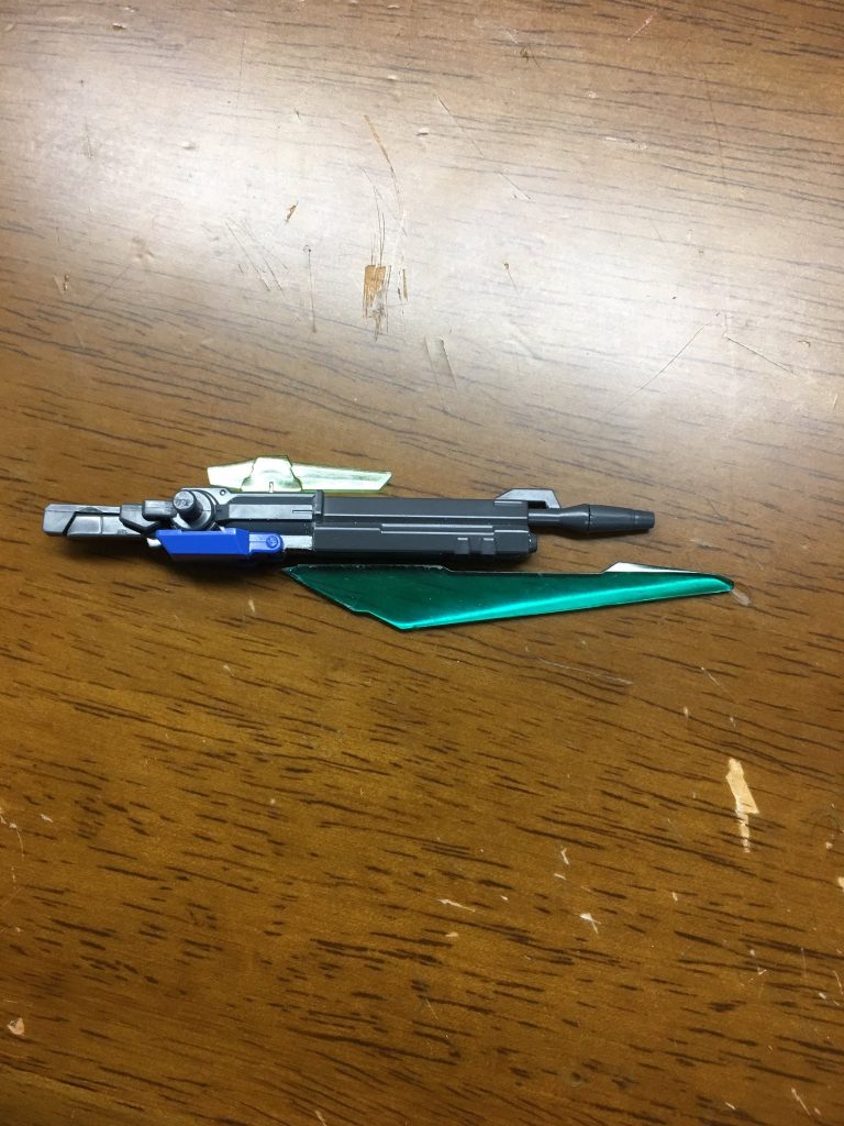 銃剣の過程。ダブルオーのグリップに切り取ったストライクのライフルを接着。マグナムのファンネルパーツをプラ板で挟みました。