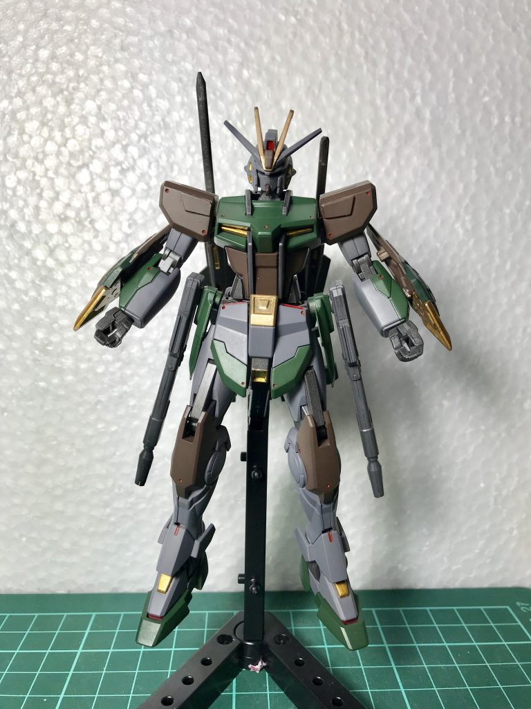 塗装前のカラーリングでもかなりカッコ良かったのですが、変化をつけようと*暗めのグレー、ブラウン、グリーンで纏めた隠密機*としました(`・∀・´)
パーツ数が少ない事もあり、仮組みから基本塗装までは2日で組み上げました!!
これでは物足りなく感じたので、レッド、ゴールドでアクセントを加えました(・∀・)
以前のケルディムに比べて、緑と赤を使ったカラーリングとしては上手くまとまったと感じています♪( ´▽`)