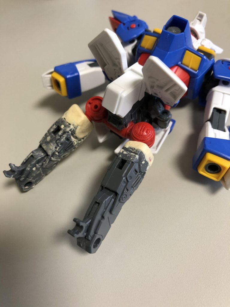 可動を広げるため股関節部分をMGアストレイから移植、初めてのパテ使用でしたがなんとか形になりました