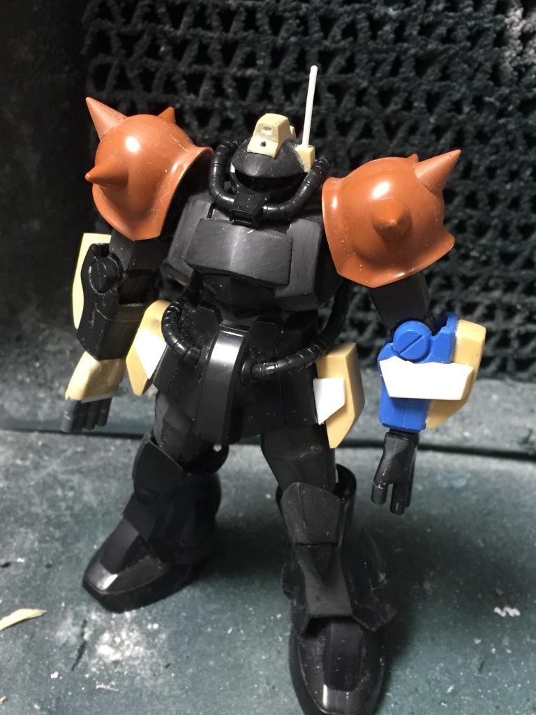 右手首は気合いの削り出し( ˙꒳​˙  )もうしたくない
両腕と腰部のマガジンも1個1個パテの削り出しで同じ形にするのがしんどいかった…へへ…0(:3 )〜