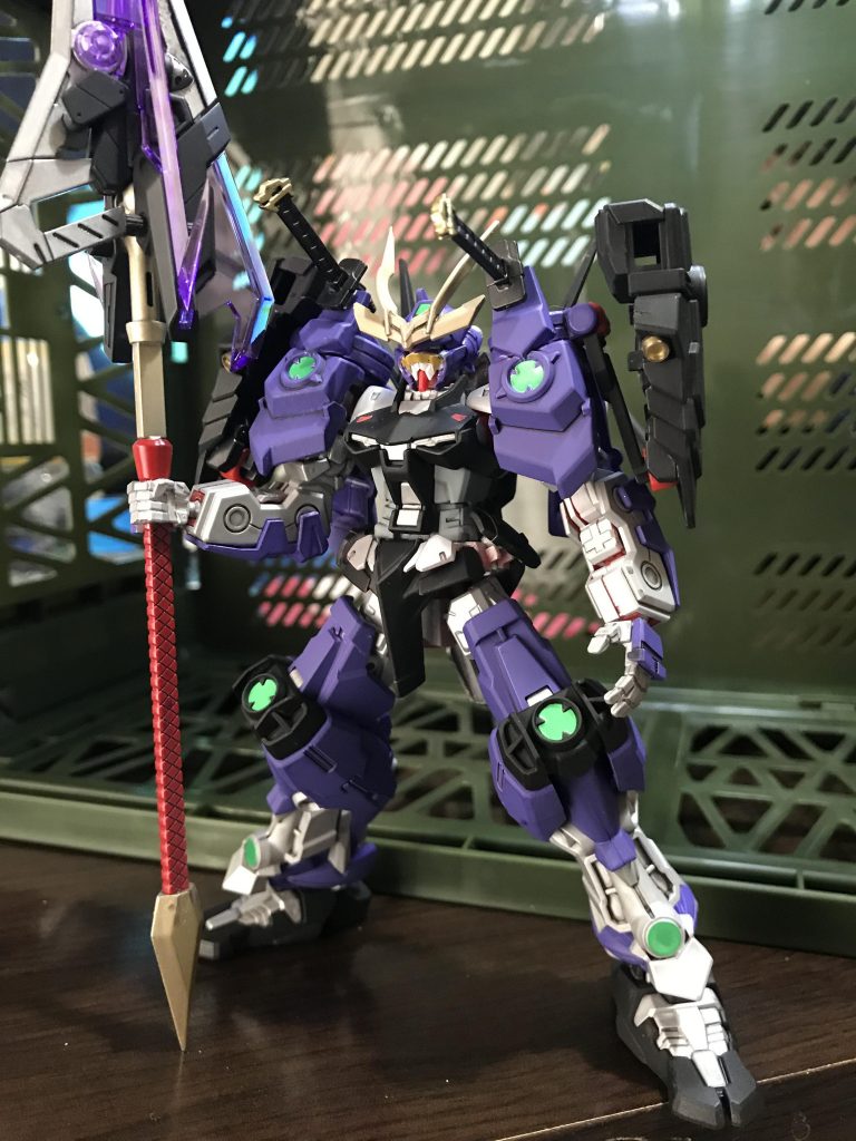 カラーはシンプルにパープルとシルバーです。