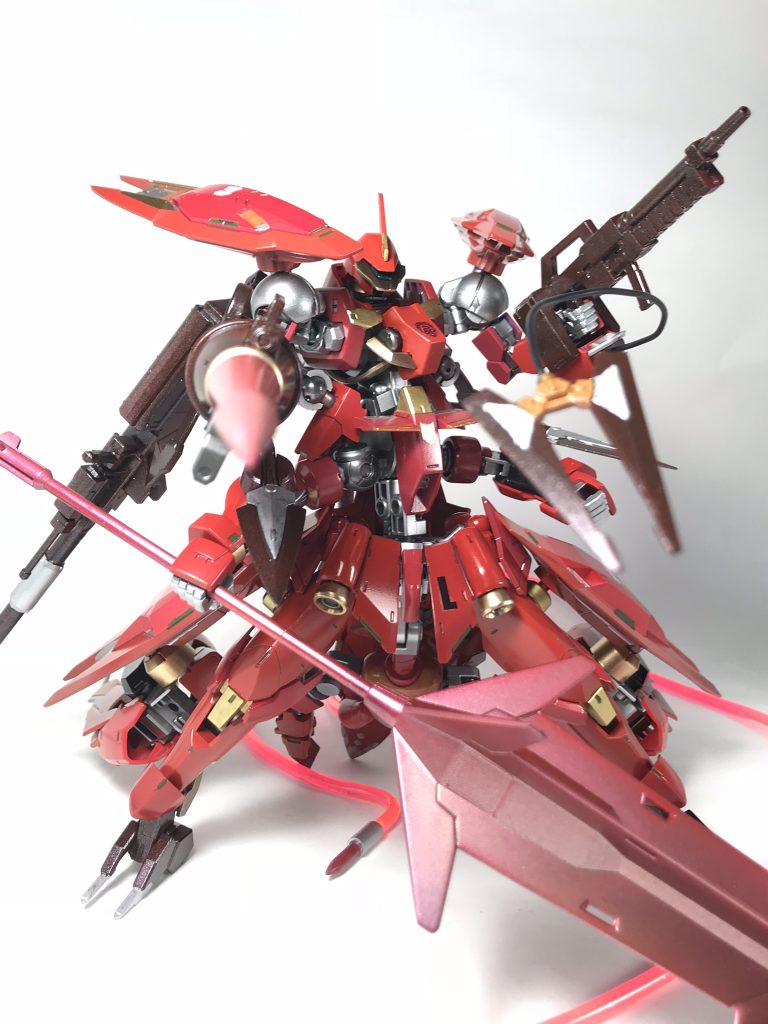 仮想敵である鉄華団のガンダムや阿頼耶識システムに対抗する為、本機の操縦系統は複雑化。それに伴いパイロットは2名搭乗する。また本機にはグレイズアインの戦闘データが反映されておりパイロットを補助している。これにより実質的に2対1の状況を常に作り出し、*数的優利で阿頼耶識システムに対抗する*。