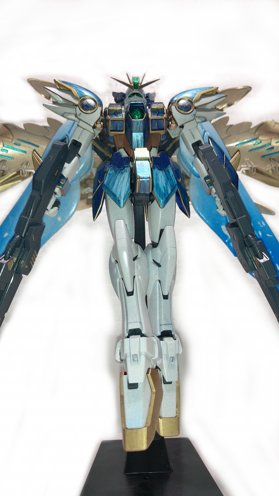 ちなみに、ホワイトパーツにも
うっすらクリアーブルーを吹いてます。