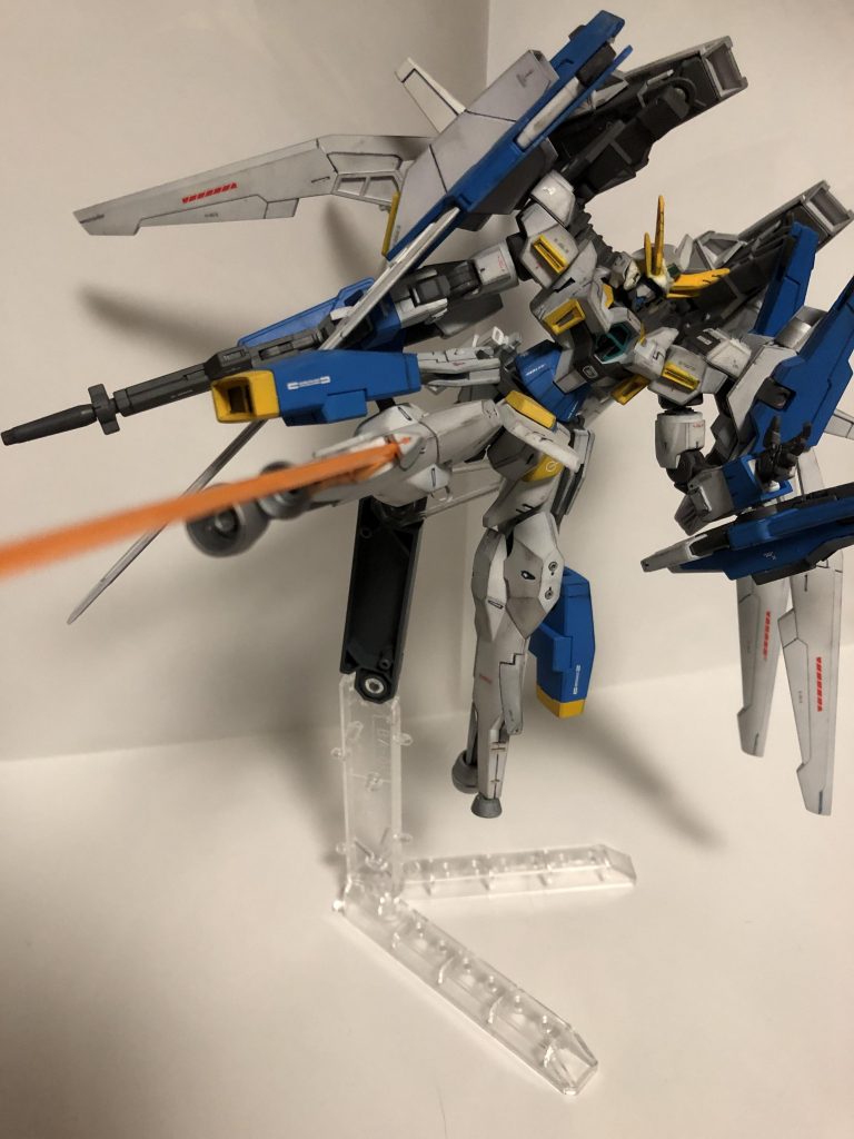 本機には至る所にビームサーベルが増設されている。
ベース機のビームサーベルが2本。
ライトニングストライダーのバインダー内に4本。
ダブルバレットのユニットが2基。
サイドスカートにビームガン兼隠しビームサーベルユニットが2基。
エルフ・ブルックの脚部ビームサーベルユニットが2基。
実際に全てが使用されることは稀らしく、この装備数はセブンソードのようはロマンの表れなのだとか。
またエルフ・ブルックのビームサーベルユニットは展開のロス短縮のために差し替えなしで行えるように変更。
そのため脚部にビームサーベル発生器のスリットが露出したままとなっている。