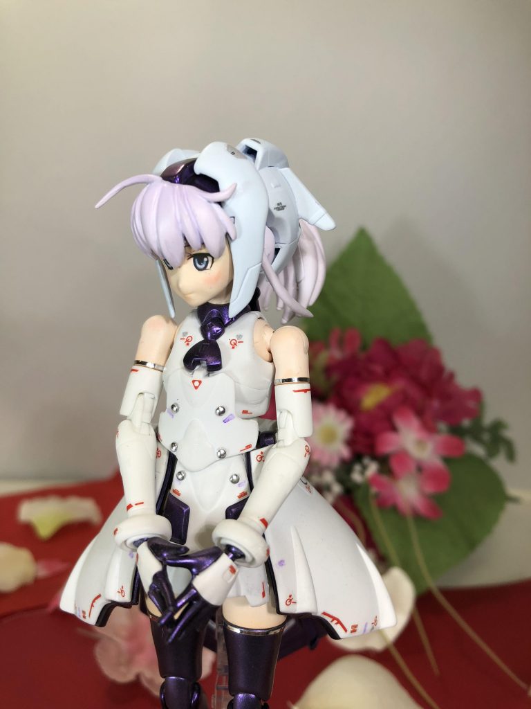 横顔で。 ホワイト、ブラック共有工作として肩幅を狭めています。後、膝下が左右対象だったのを整形して女の子らしいラインに。