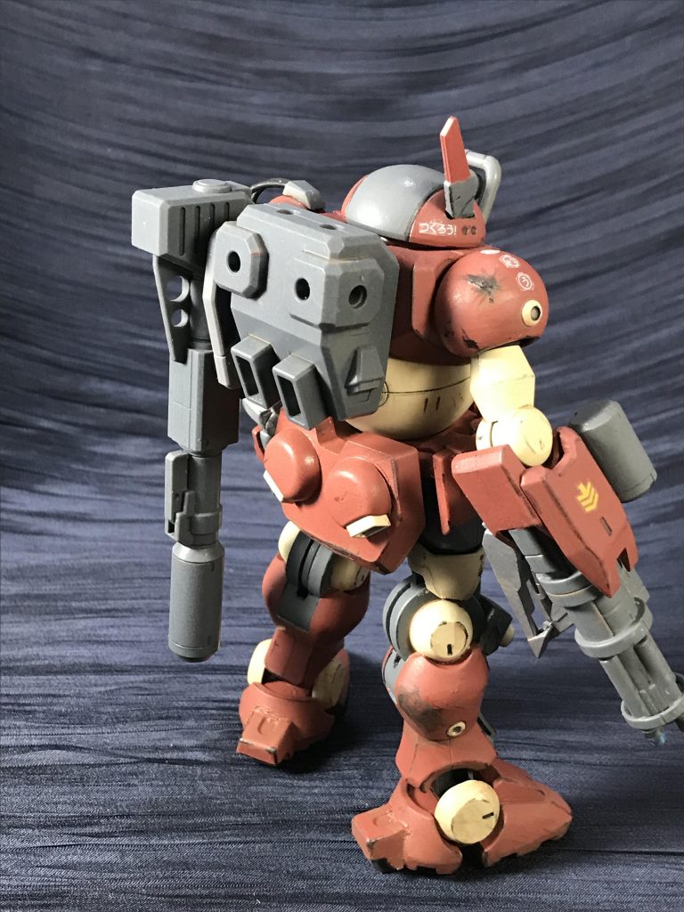 着色段階で「マッドマックスにしよう!」と決め、普段やらない(苦手)な汚しに挑戦。出来るものならもっと汚したかったです。
マーキングシールは文化の違う人(マッドマックスのヒャッハー民)があり物のシールを勘で貼ってるみたいな不安な感じにしました。