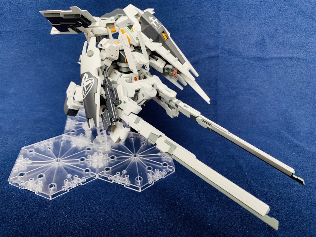 いよいよ、フルドド2機を贅沢に利用したヘイズル・ラー第二形態です。
背中と腰部にフルドドを、腕には2機のシールドブースターを装備しているため非常に可動域は狭くなります。と言うより、この姿勢以外のポージングはほぼほぼ出来ないと言っても過言ではありません…笑 1/144でのこのボリュームの凄さには感心します笑