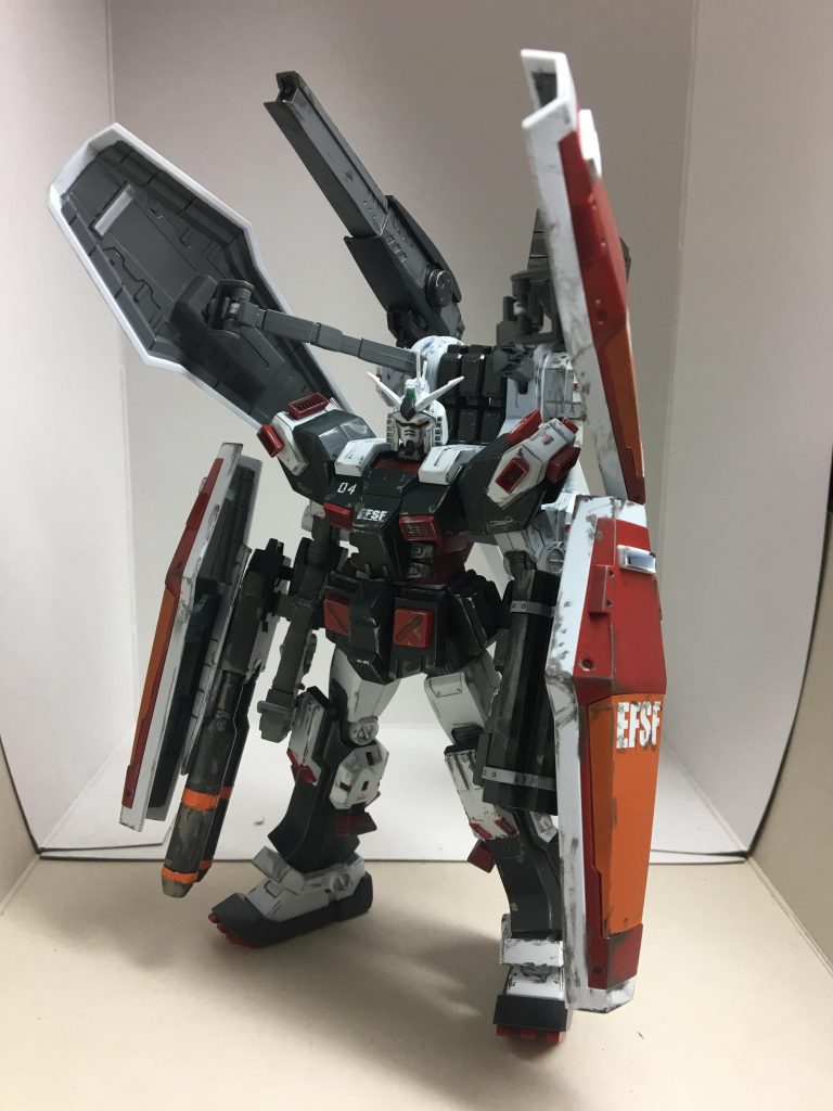 サブアーム展開、シールド4枚装備 前
フルアーマーガンダムと言えばこの姿(´ω`)
腰部分のV字は今回塗らない方向で行きました笑
今回使用した塗料は
ネイビーブルー、MSホワイト、MSグレー連邦系、モンザレッド、ニュートラルグレーです(´ω`)