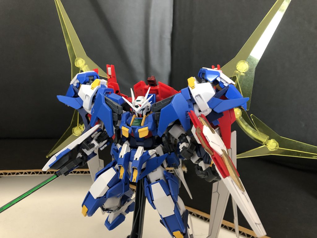 そしてギア・ストライザーにはスタービルドストライクの「スターシステム」も搭載されてます。パワーゲートを展開し、機動力を上げたり、防御に回したり。
しかし展開時間が短く、ウイングビットとの併用が出来ない、一点突破の仕様となってます。