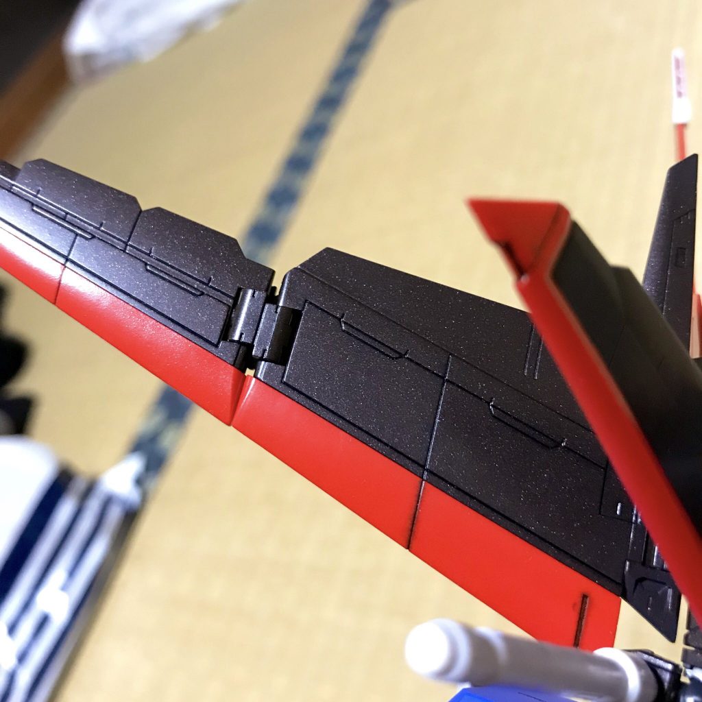 黒の部分は赤黒塗装しました
見る角度で色味が変わります