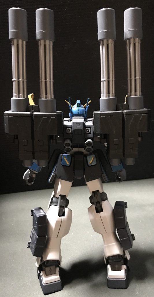 こちらは手持ち武装をバックパック付属のラックに付けた状態
まあこの状態は本編でも無かったんじゃないかな？(記憶違いの可能性もありますがw)