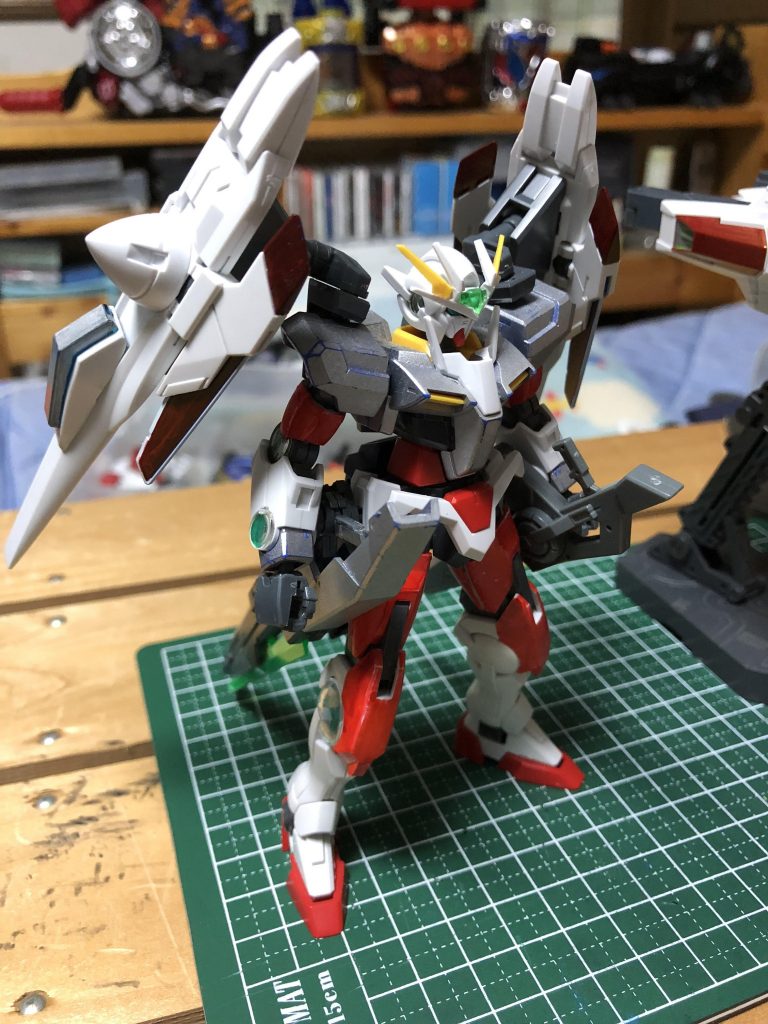 バインダーに付けていたバスターソードⅢとアームを外して元のクラビカルアンテナに戻しました。腰のブレードも撤去。