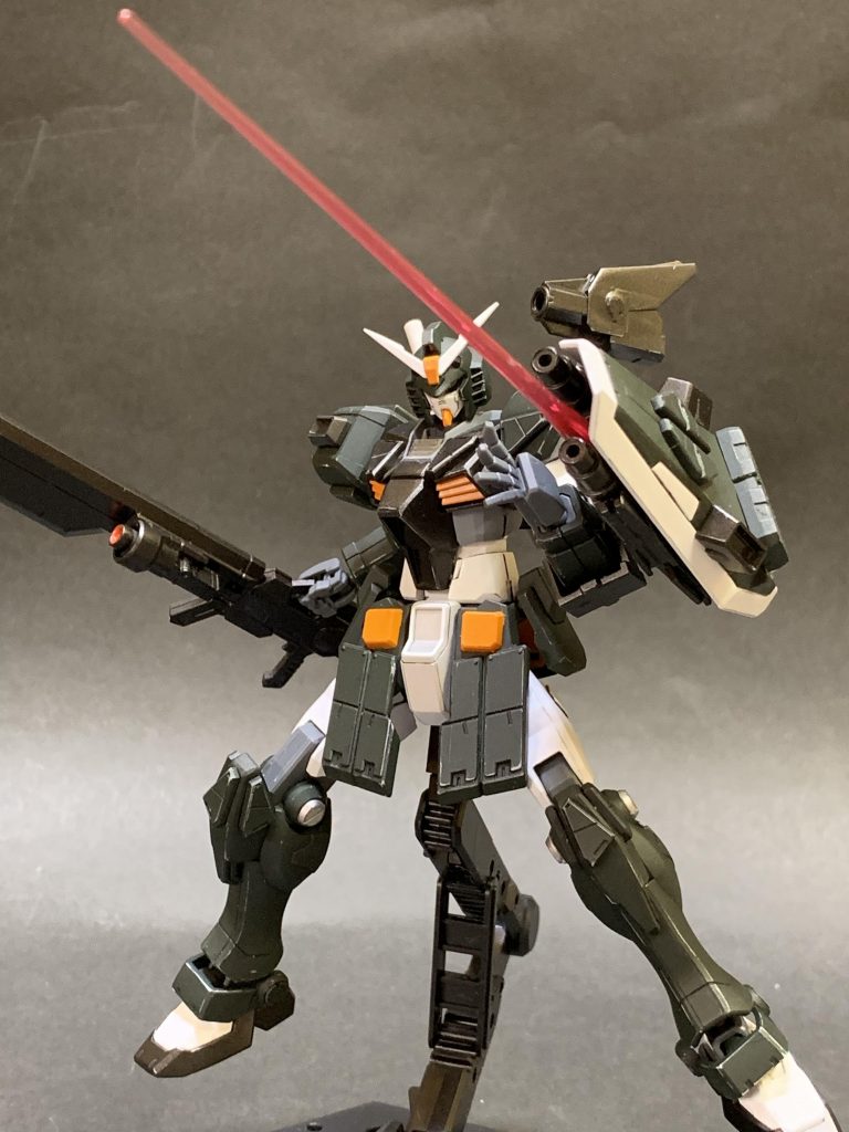 また、砲身の間にサーベルユニットが搭載されているので緊急時にはこちらを展開しての近接戦闘も可能。