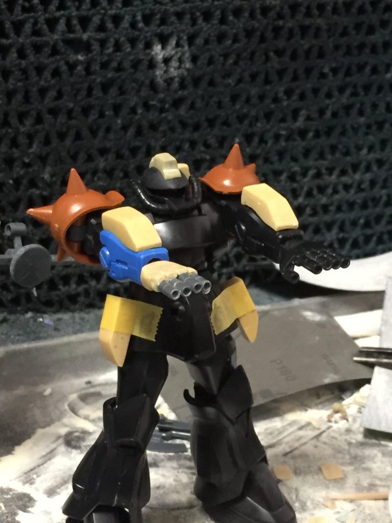 では早速レシピを…
ベース機/hguc グフ(初期)
肩アーマー/hgucザクⅡ(2機分)
残りはパテとプラ板，プラ棒により作成．