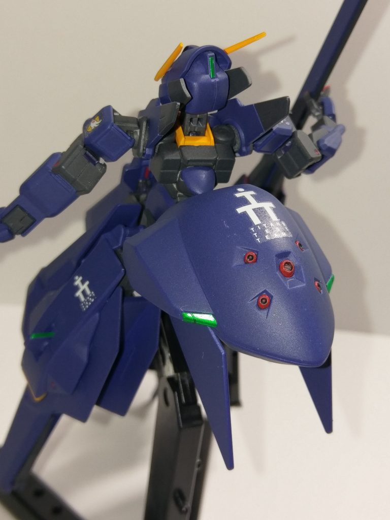 初めてガンダムデカール使ってみました。意外と余白が目立つんですね。
みなさんどう処理してるんだろう。