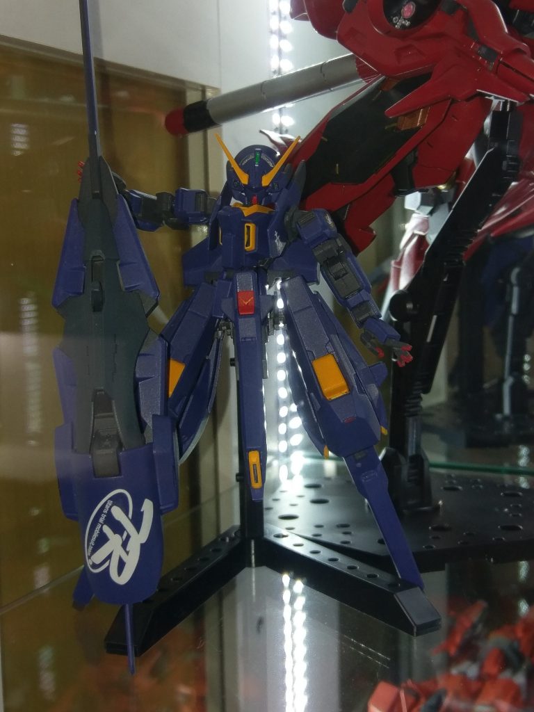 色が剥げそうなのと塗り分けが大変なので変形はさせません。