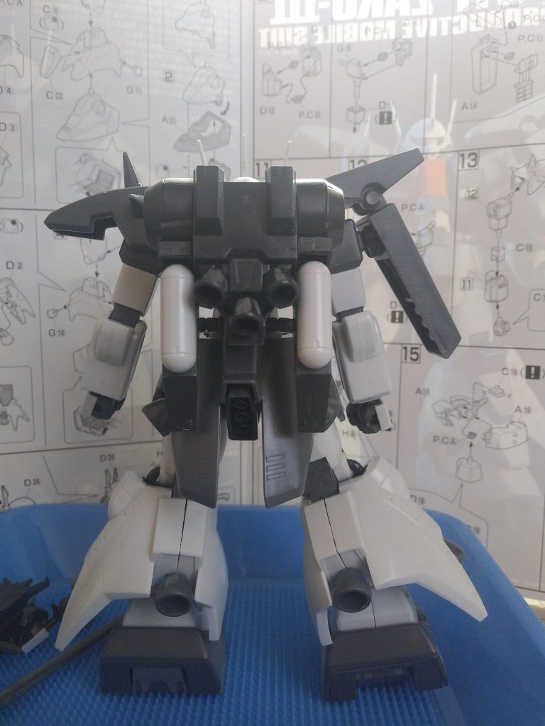 仮組みのままでもカッコいいとは思うんですが、レギュレーションが「手を加える」とのことで、真っ先にバックパック変更することにしました。