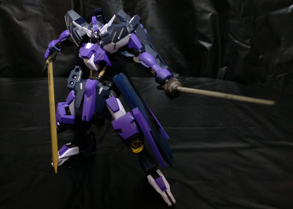 オリジナル武装「クレイモア」。
ヴィダールは二刀流もアリだと思うんですよ。
特に左右非対称な。
大型剣の方がバランス取れるし、
騎士感出すならクレイモア一択でした。