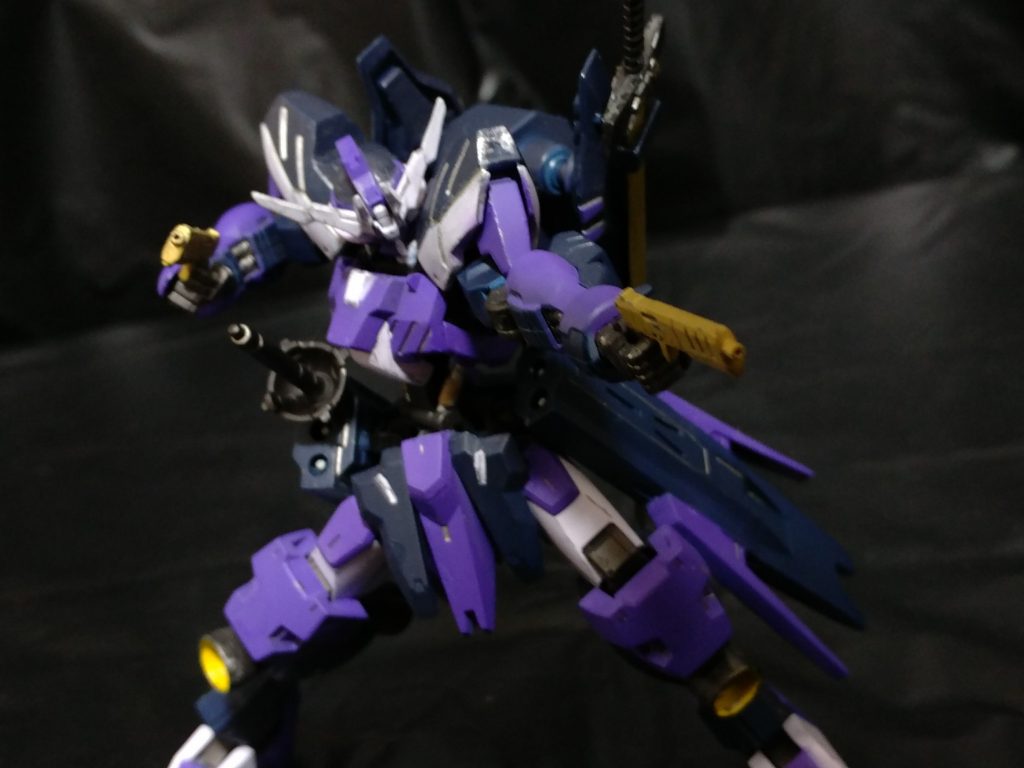 ハンドガン。
カラーリングはデザートイーグルのゴールドカラーを参考に。
ちなみに腰は改造してハンドガンをマウントできるように
なっています。