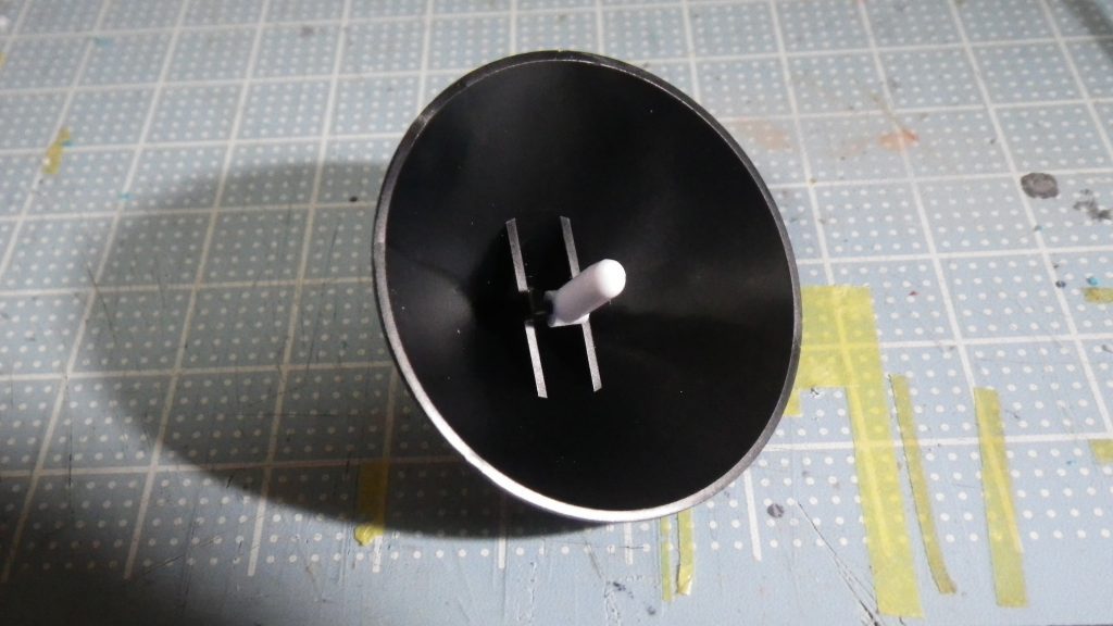 陣笠ですが、そのままだとハロに乗せるだけになってしまうので、中の接続部の中の方をカットして、プラ棒(カットしたランナー)を接着しています。