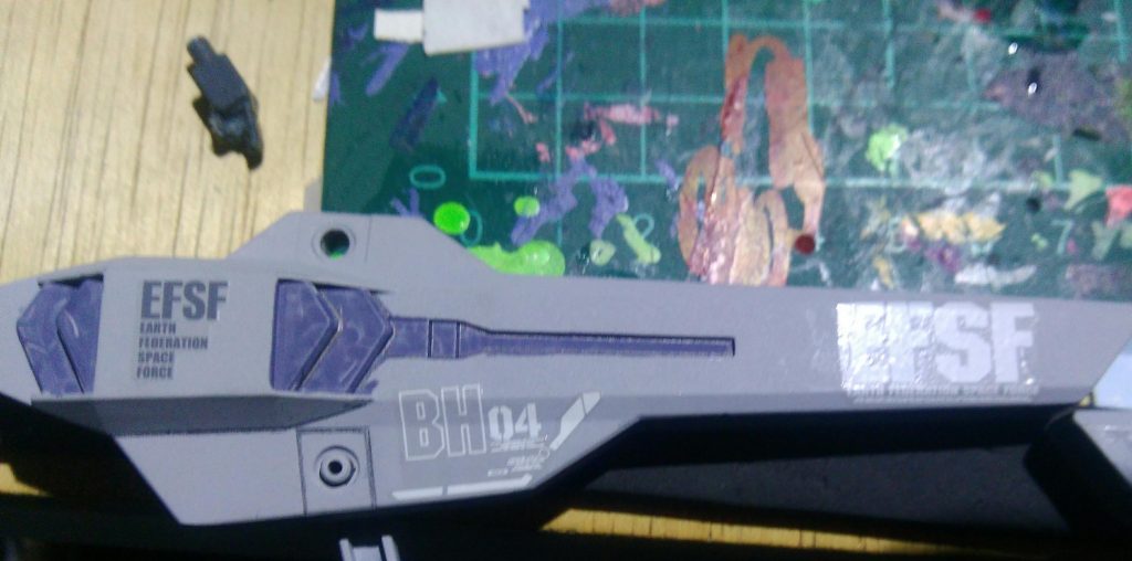 デカールを貼り