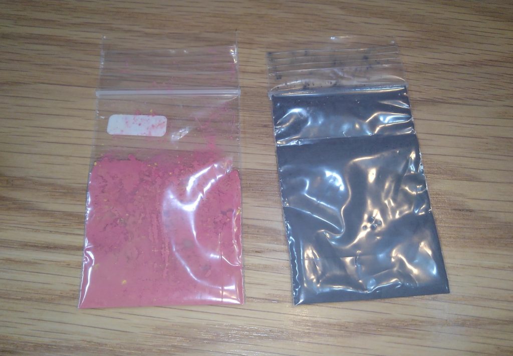 サーモ顔料というモノを、クリアーに溶いて塗装しています。