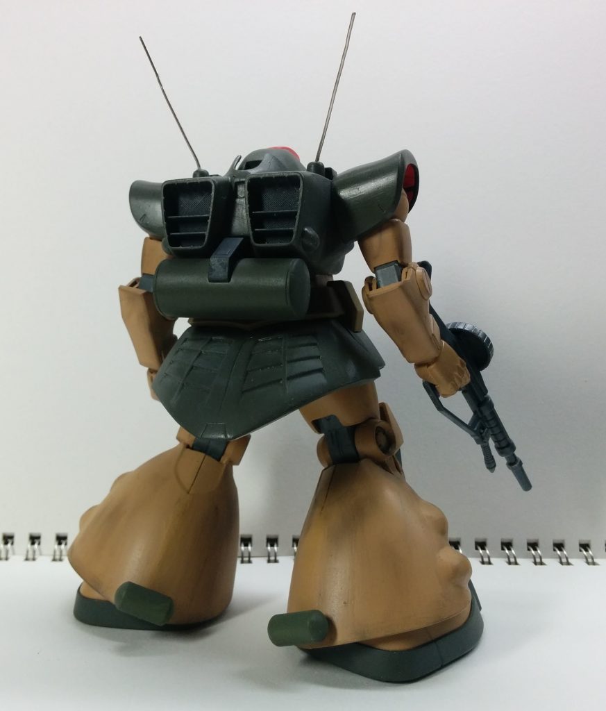 後ろから　後ろ側はHGUCに旧キットをなじませるだけで済みました