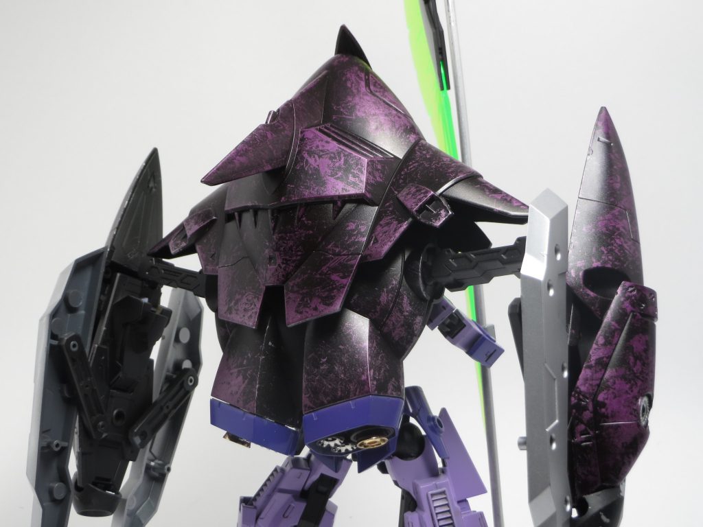 後部。
グーンの本体を1/100プロヴィデンスのバックパックにかぶせるようにミキシングしています。