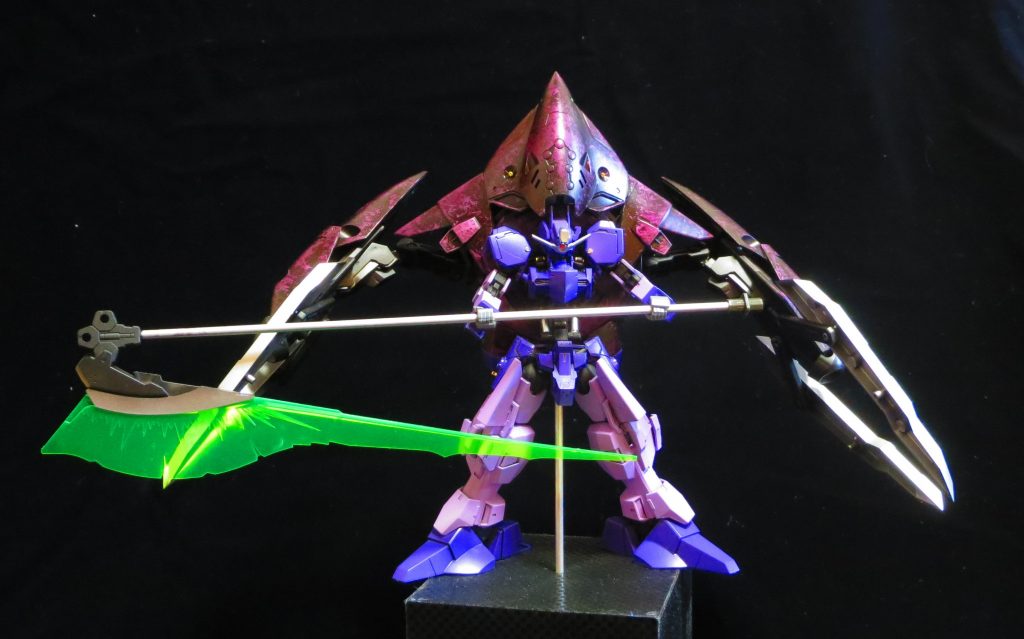 全体的なフォルムはアシュタロンHCとフォビドゥンを足して割ったようなデザインを狙いました。
本体部はMr.カラーのパープルとMSパープルにて塗装。

バックパックおよびシザー部は、はじめての試みでラップ塗装およびキャンディ塗装を施しました。
赤よりも紫を出したかったので、クリアレッド多めとクリアブルーを調合して使用。