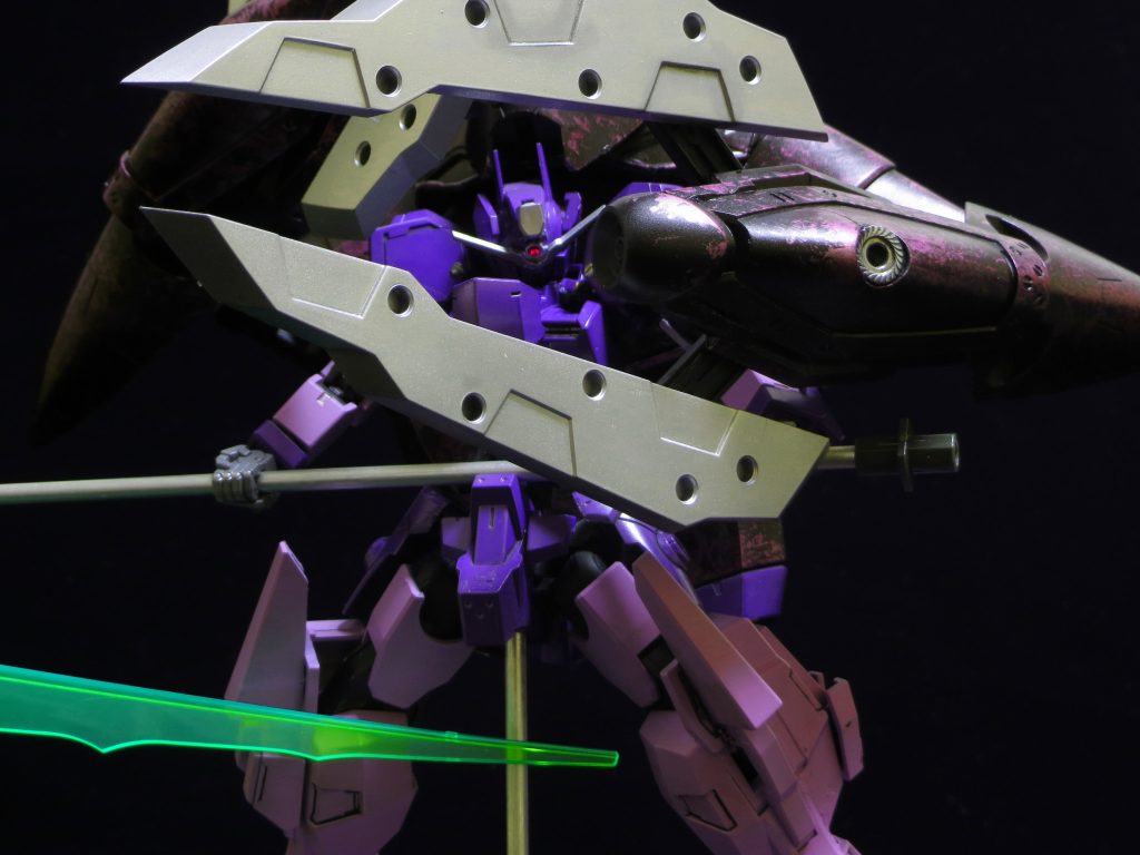 パックパック両側の鋏シールドにはコトブキヤさんのフリースタイルシールドとノイエジールのパーツを中心にミキシングしています。
Iフィールドジェネレーターっぽさを出すため、ネジのパーツを仕込んでいます。

【兵装設定】
