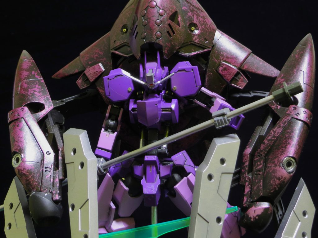 ガンダムフレーム機であることから、阿頼耶識リミッター解除時に、頭部カメラアイが露出する設定にしています。