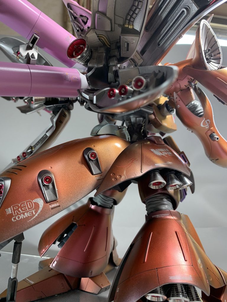 ウエスト部にキュベレイダムドのパーツを入れて身長を延ばしたので合わせて太腿の真ん中から積層で5ミリ足してバランスをとっています 加えてウエストアーマーも全て形状変更しました