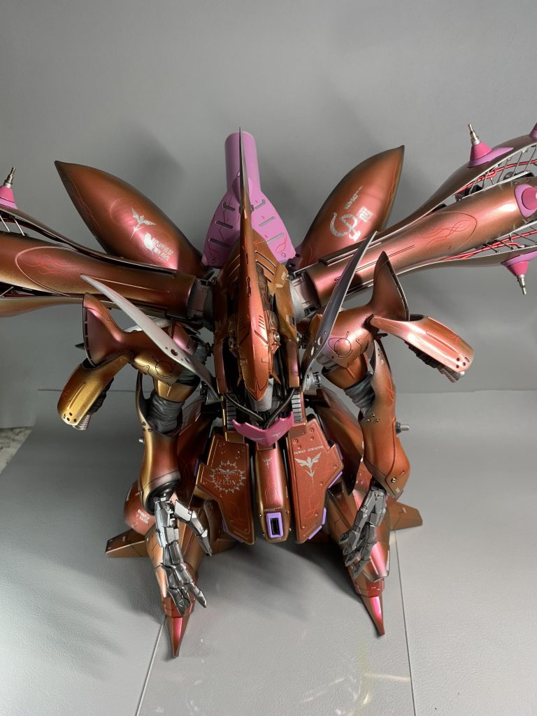 つま先はかかとを前に持って来てダムドのつま先を加工取付ました、大型ハンドはステンレスの上から薄くパールホワイトを吹いてスミ入れしてます バインダーの連結ステーにはアクセ用のものを流用して密度をあげてます