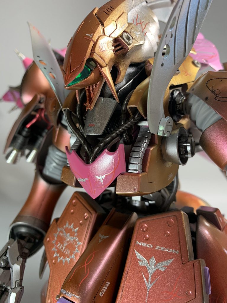 禍々しさを出す為にボディカラーは3層のメタリックカラーで塗り重ねています、サフの上にプリズムブルーグリーン、2層目は薄いスターブライトアイアン、3層目はプリズムマゼンタゴールドですプロペラントタンクとファンネルと胴体の1部にパープルを入れてキュベレイぽさを残しています