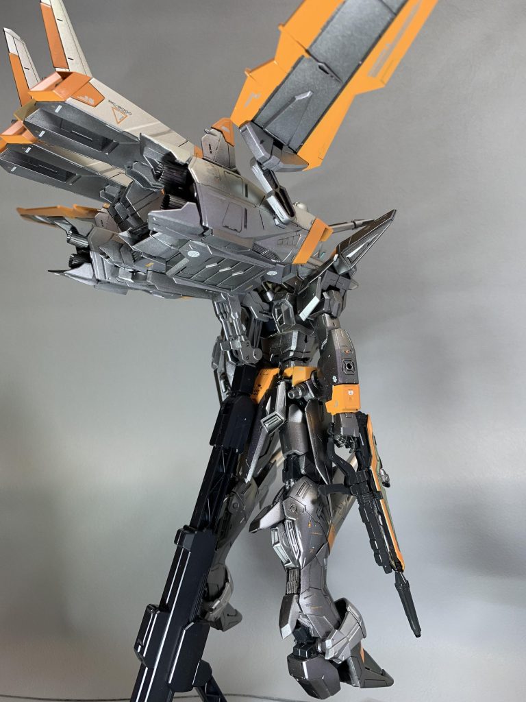 推力が大幅に向上したファトゥム-00はビームカノンも装備しており、その性能向上に貢献している