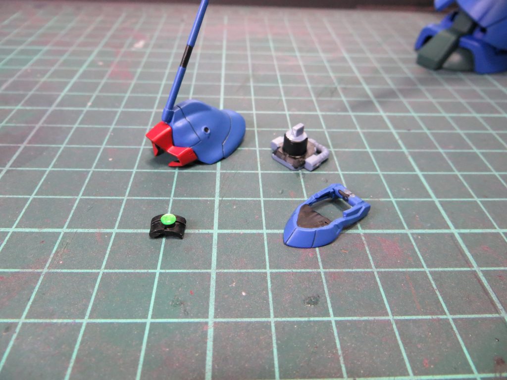 頭部のパーツ。グレーのパーツは前後を逆で使用。