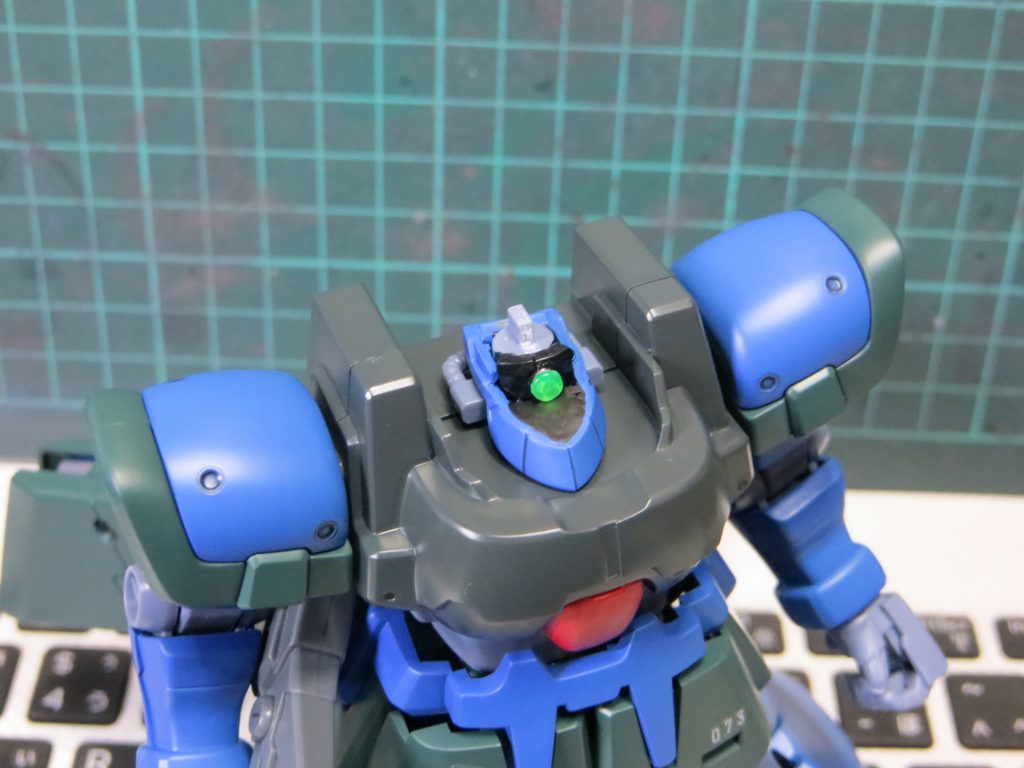 この状態でドムの頭を被せます。見えないところは案外適当ですw