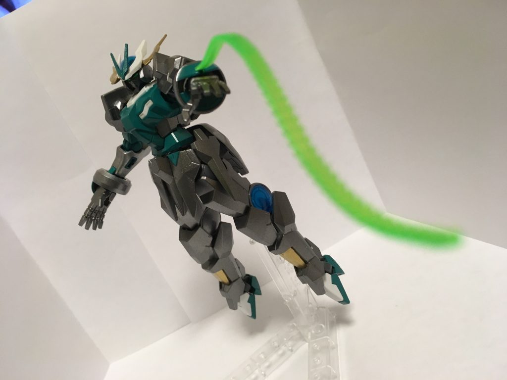 柔剣:麟
 甲手に内蔵されているビーム刃複合の剣。鞭のようにしなり変幻自在な攻撃が可能。