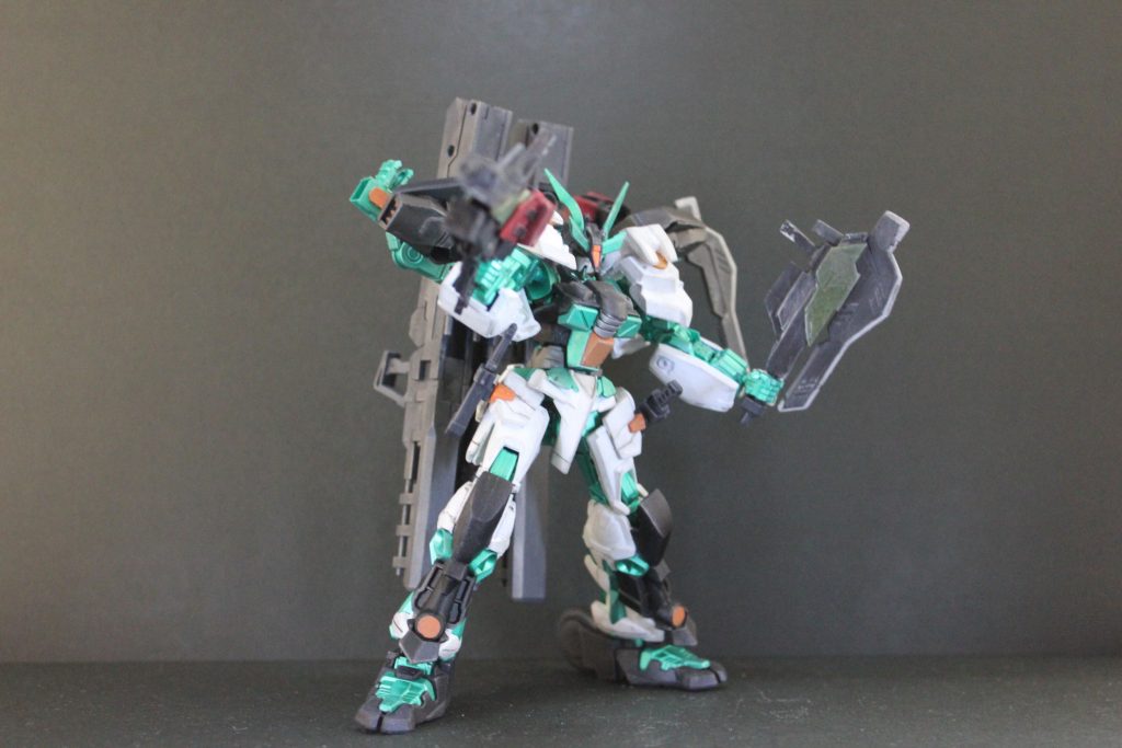 もともとゲリラ戦使用の機体なので自作のマルチギミックサックを使うことで遠距離近距離戦闘に臨機応変に対応することができる！