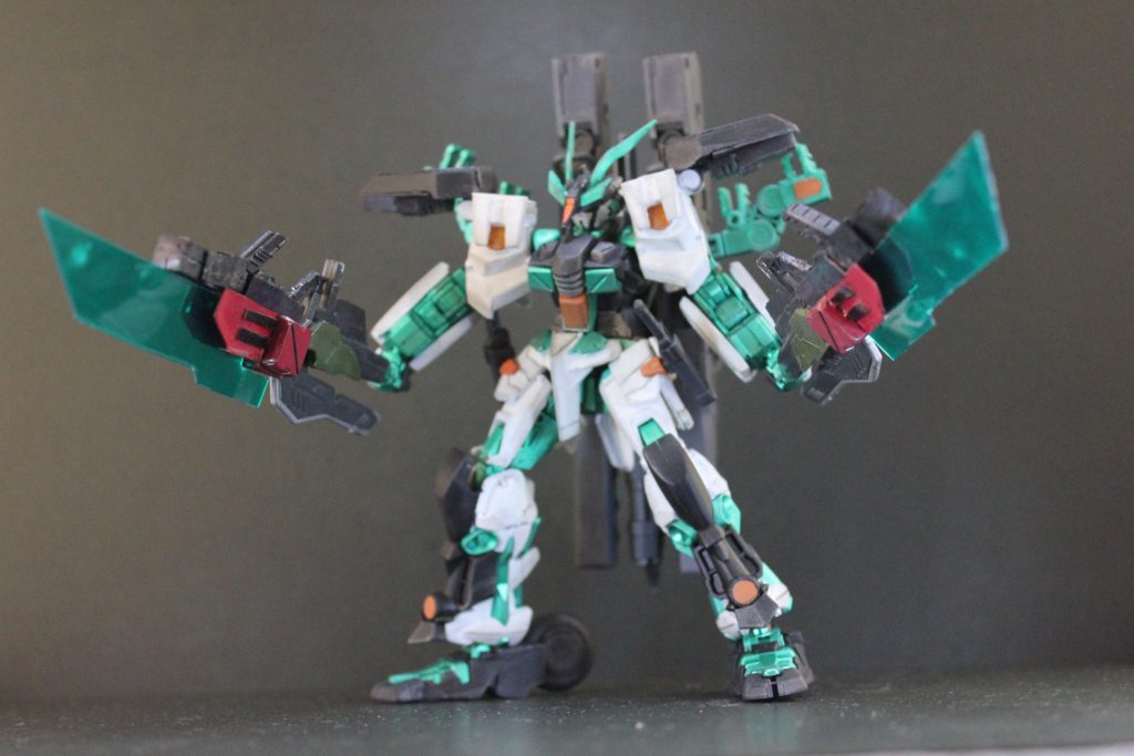 武器は合体して大型のバスターソードになるが足のランドスピナーのおかげで安定して自立可能！