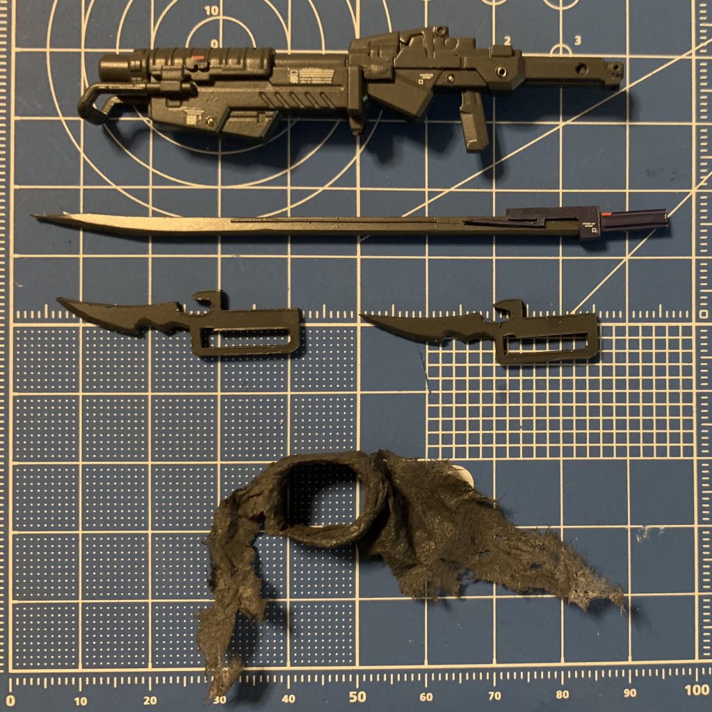 武器類、ピーコックスマッシャーはキットからの改造、ナイフと刀はプラ版から切り出しで制作。マフラーはアルミホイルとティッシュで作っています。