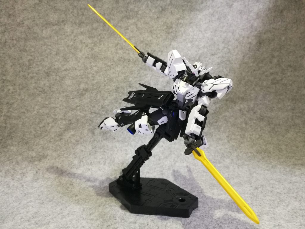 出来上がった上で考えてみれば、
一応バエルの強化系？に近いようなMSとして仕上がったんじゃないかなと思います。
基本コンセプトは圧倒的な機動力を以て殲滅するみたいな感じなので、
バエルは対MA想定なのに対してコチラは対MS想定の仕様です。