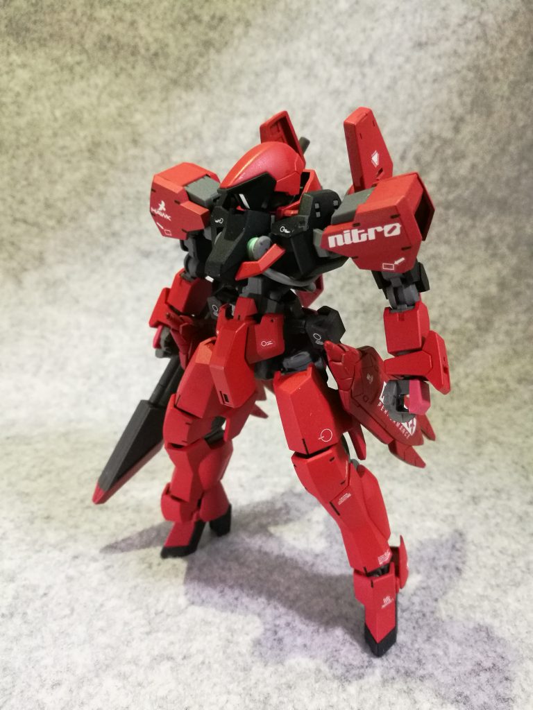 さて…写真は残っていませんが
実はメインカメラとコックピット周りのリアクターは蓄光塗料で仕上げられているので、暗いところでちゃんと光ります。