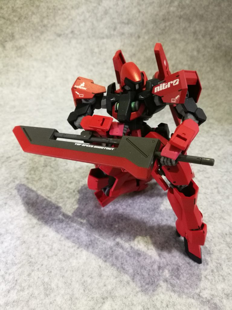 射撃戦に持ち込まれると不利なので、一気に懐に潜り込んで、バスターソードで殴打するスタンスです。
寄ってしまえば、ナノラミネート装甲も関係ありません。