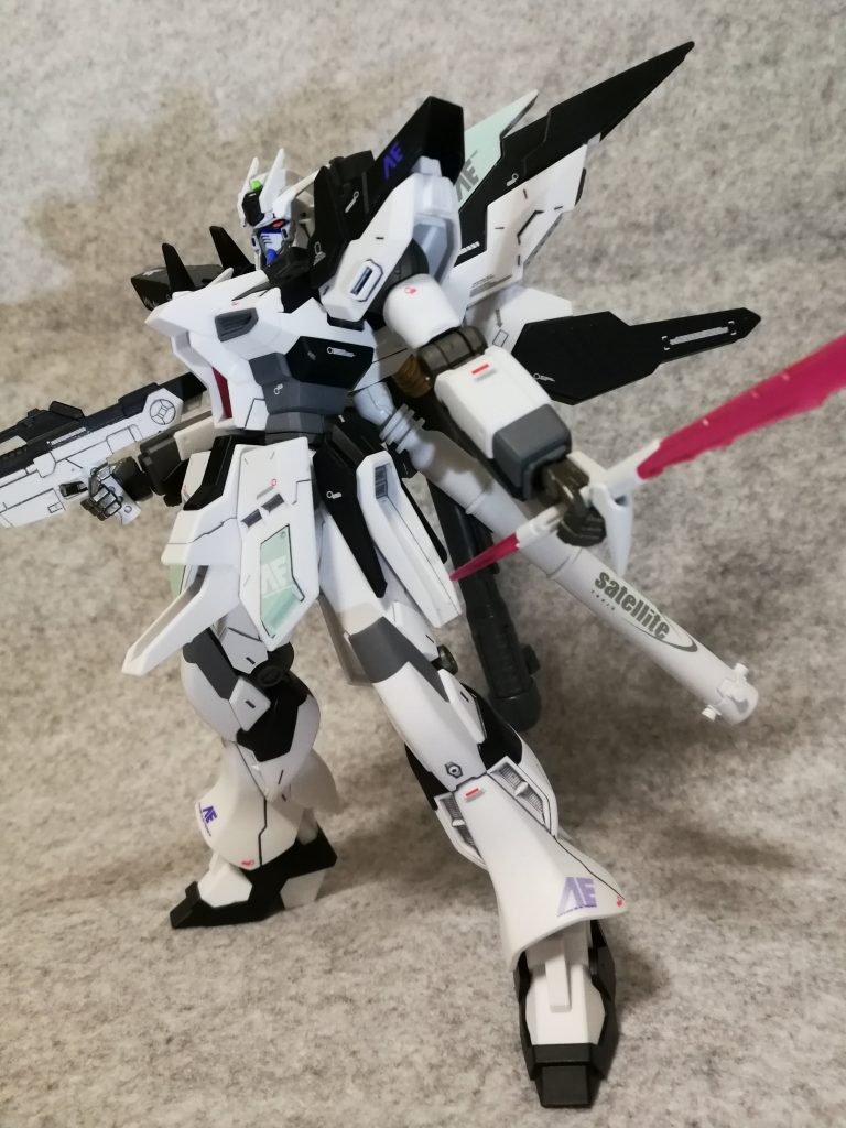 せっかくなんでビームサーベル抜刀。
シールド裏に大型ビームサーベルは収納しています。
ちなみにユニコーンと同型のシールドを使用しているのはサイコフレームの数を多くして有利化を図る為に…
あと純粋にiフィールドが欲しかったんです（笑）