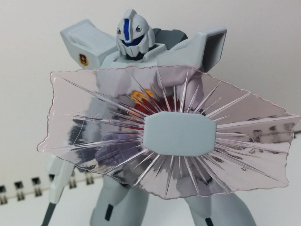 クリアパーツでビームシールド、ビームサーベルが付属します